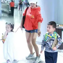 黄毅清故意弄哭孩子博关注女儿铛铛坐姿发型他那小心眼关注了吗
