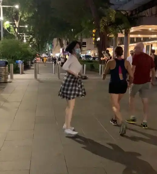51岁的许晴夜走锻炼被偶遇,路人拍下生图,真实身材被全网羡慕
