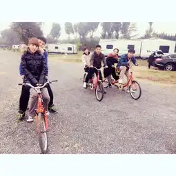 多种房型房车住宿烧烤套餐赠送烧烤用具定量炭火简单调料赠送双人自行车免费骑行免费篮球及乒乓球使用会所空间免费使用
