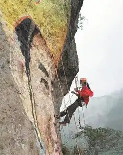 浙江一女驴友在岩壁画画示爱
