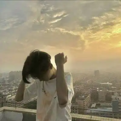 不明显情侣头像一男一女还没长大就老了
