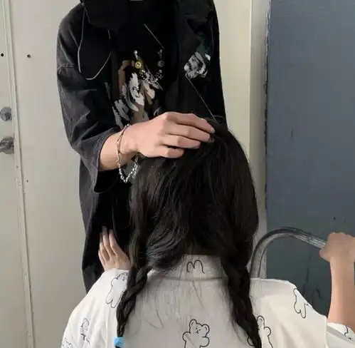 情侣头像在长大,在努力,在失去,
