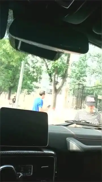 在车上坐着,突然就过来拍照来了
