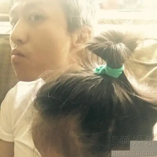 邓超与女儿抢棒棒糖吃小花半丸子头抢镜
