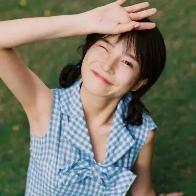 属于夏天的女生头像
