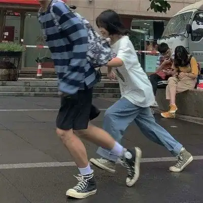 情侣头像一男一女分开两张背影姐的销魂你不配拥有

