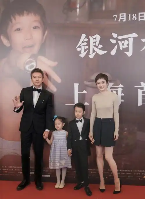 邓超孙俪逛街被偶遇,全程恩爱牵手,保温杯配拖鞋好接地气
