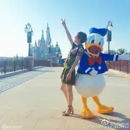 孙俪晒游上海迪士尼乐园图和唐老鸭米奇等卡通合影
