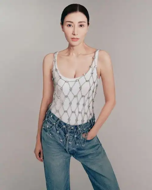 李嘉欣分享最新写真穿吊带露精致锁骨身材好

