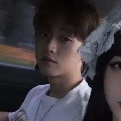 情侣头像真人一人一半真人情侣头像一男一女

