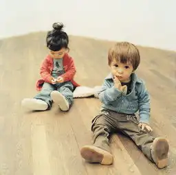qiu两个小孩一男一女的卡通头像

