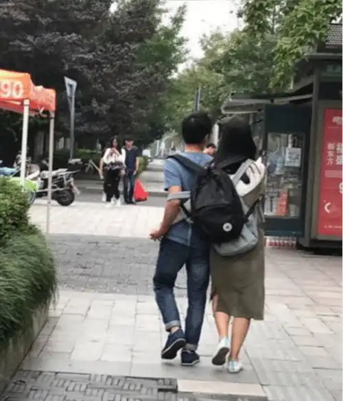 情侣高难度姿势秀恩爱,这谁受得了啊,哈哈哈
