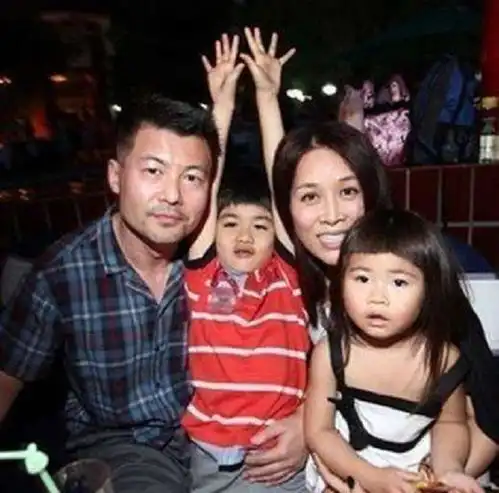 高兴的母亲是那英,父亲曾是体育巨星,继父却是酒吧老板
