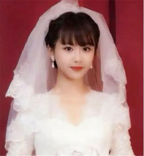 女星婚纱照曝光,每个人都戴头纱,却被光着头的鞠婧祎惊艳了
