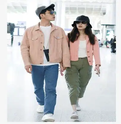 现在女星都开始流行穿着粉色装啦稳拿第一的可以说就是她了
