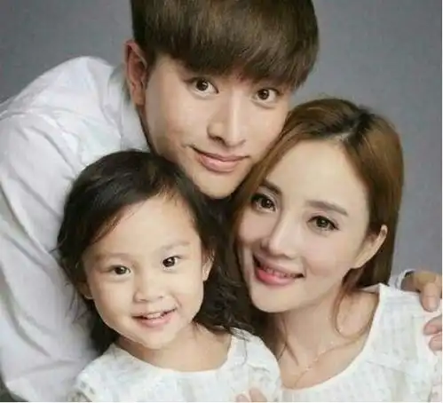 甜馨期末演出贾乃亮李小璐同框观看,网友纷说不尴尬吗

