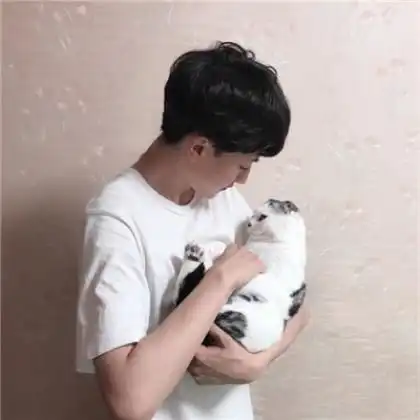 男生抱猫头像真人,喜欢猫咪的男生有点意思
