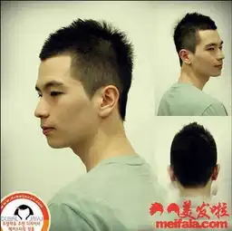 男生潮流短发夏季配黑框眼镜的
