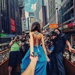 比牵手夫妇更浪漫,这对跨国恋情侣,边接吻边环游世界
