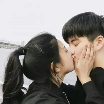 qq情侣头像一对,如果感动就了就好好珍惜
