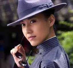 五岁登台,神似高圆圆,至今二线,女儿超漂亮
