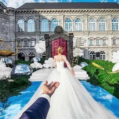 情侣出国自驾旅游,这样的旅拍让他们赚足眼球
