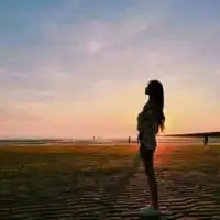 情侣头像一男一女背影海边海边漫步的情侣背影浪漫头像
