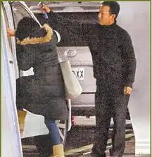 范晓萱夜店饮酒谈心小s有司机接送显贵妇范
