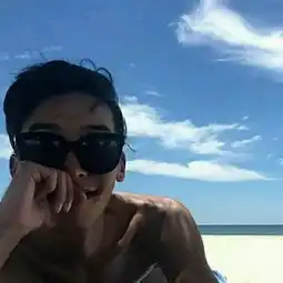 请大神帮忙寻找与此图类似的女生头像,一定要配合这张图谢谢
