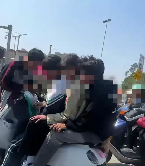 阳春四少年骑一辆车上街,一人倒坐车头上
