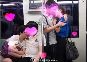 80后男子抓拍地铁情侣热吻照引争论浪漫or低俗组图
