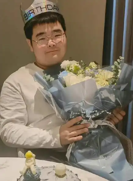 乡村爱情中谢飞机长大了,庆生图曝光,网友简直等比例放大
