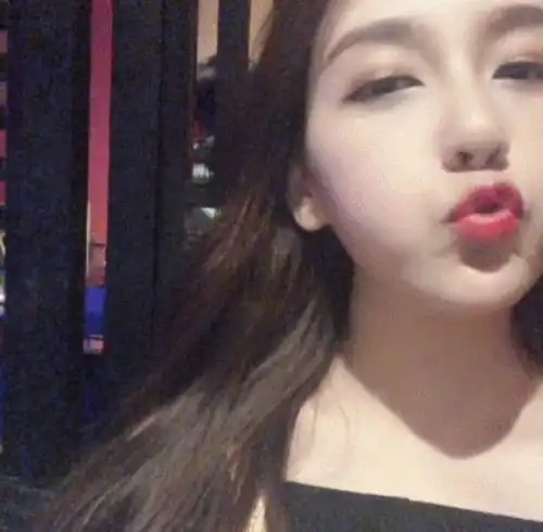 lpl美女解说rita新赛季定位黄金,而粉丝眼中只有自拍照
