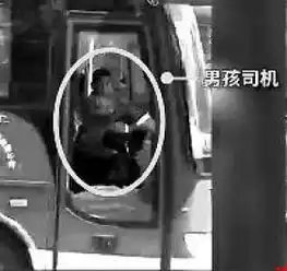 广州9岁男孩开大巴网友惊呼居然还有这种操作
