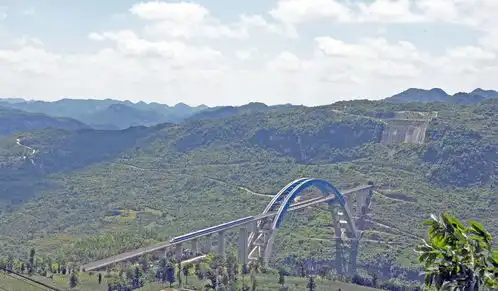 黔西动车穿行在绿水青山间
