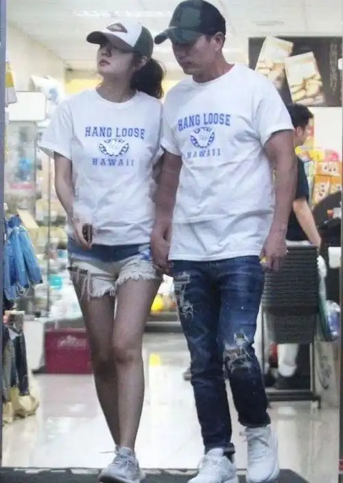 产后25天出月子安以轩和老公十指紧扣,肚子还没恢复肩膀变厚
