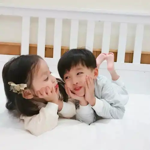 情侣头像众生皆苦,只有你是草莓味

