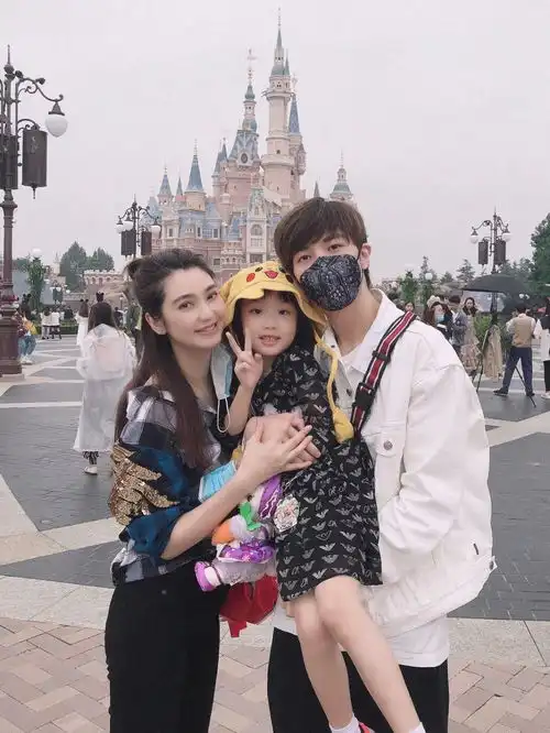 洪欣生日张丹峰套近乎,两人关系如何肉眼可见,举动适得其反太尴尬

