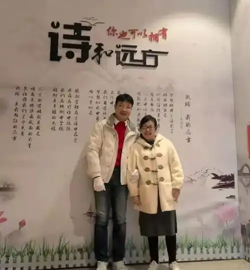 因表白李健被网暴,离婚后与小15岁男友官宣,这个女人太勇了
