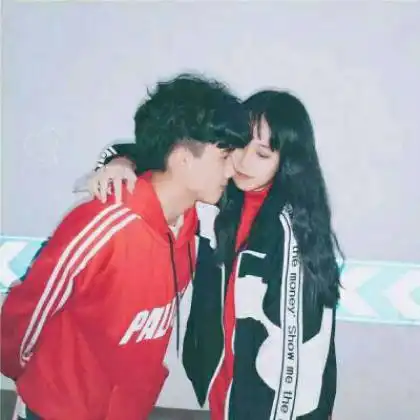 接吻情侣头像,超甜的接吻情侣头像一看就喜欢的
