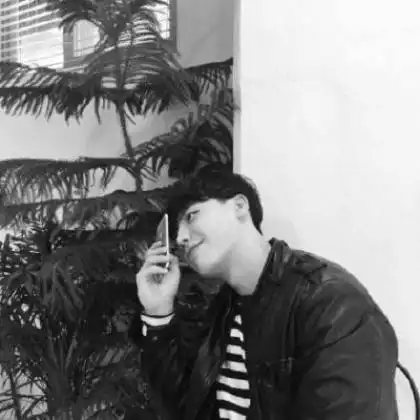 假装擅长一个人装冷酷,男生霸气黑白头像
