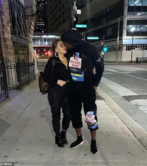 皮蓬前妻被小22岁nba球员街头拥吻,恋情升温,男方已经离婚
