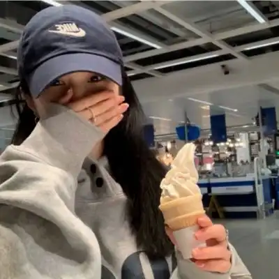 氛围感十足的纯欲女生好看的头像我们普通又独特千篇一律又不可复制
