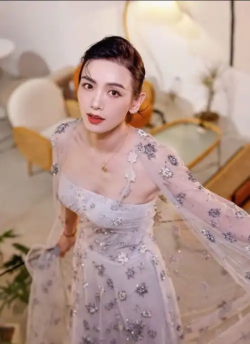 李晓峰身着婚纱照,情侣手绳很唯美,刘恺威也有同款
