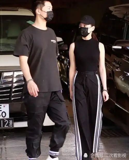全家送别赌王遗体,二房最悲伤,超莲窦骁穿情侣装,何超琼像度假
