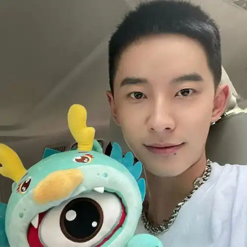 吃金主棒棒糖的男星,杨幂,baby虞书欣,华晨宇,白敬亭宋轶最新八卦汇总
