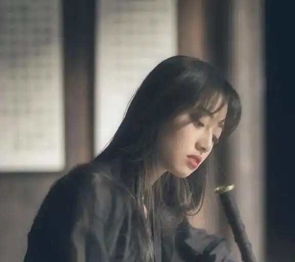 女人想你的时候,并不会直接说,而是会通过这些方式进行暗示
