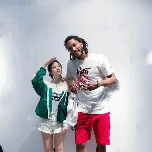 冯提莫和nba球星合照,镜头不经意间扫过她的脚我好想明白了点啥
