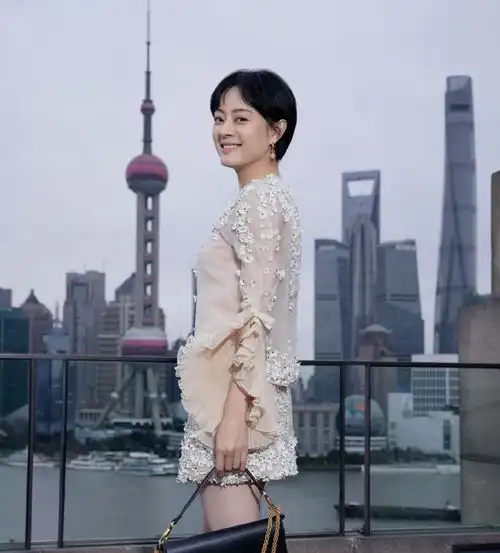 孙俪江畔温柔大片释出穿刺绣衬衫裙回眸浅笑
