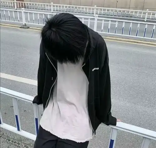 慵懒风男生头像
